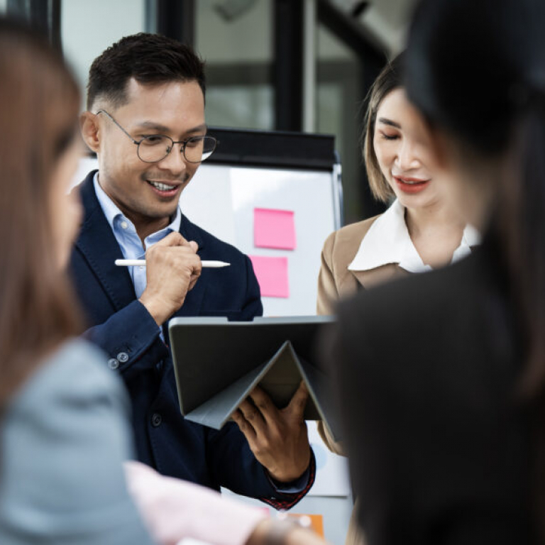 Business team in discussion during a Sage Intacct implementation planning meeting, highlighting collaboration and strategy for successful deployment.